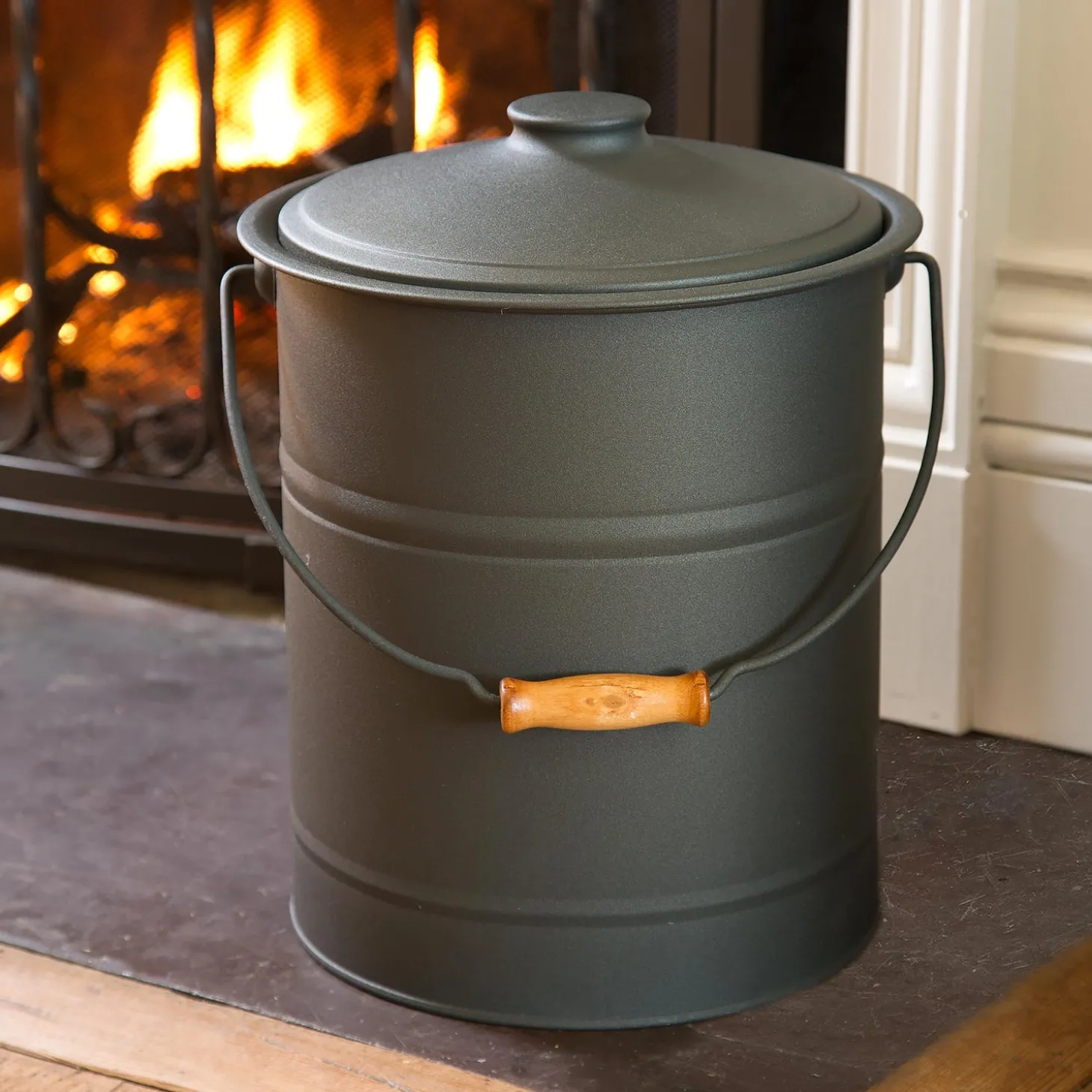 Fireplace Maintenance>Plow & Hearth Deluxe Galvanized Ash Bucket with Handle, Lid and Double-Layer Bottom CharcoalBlack