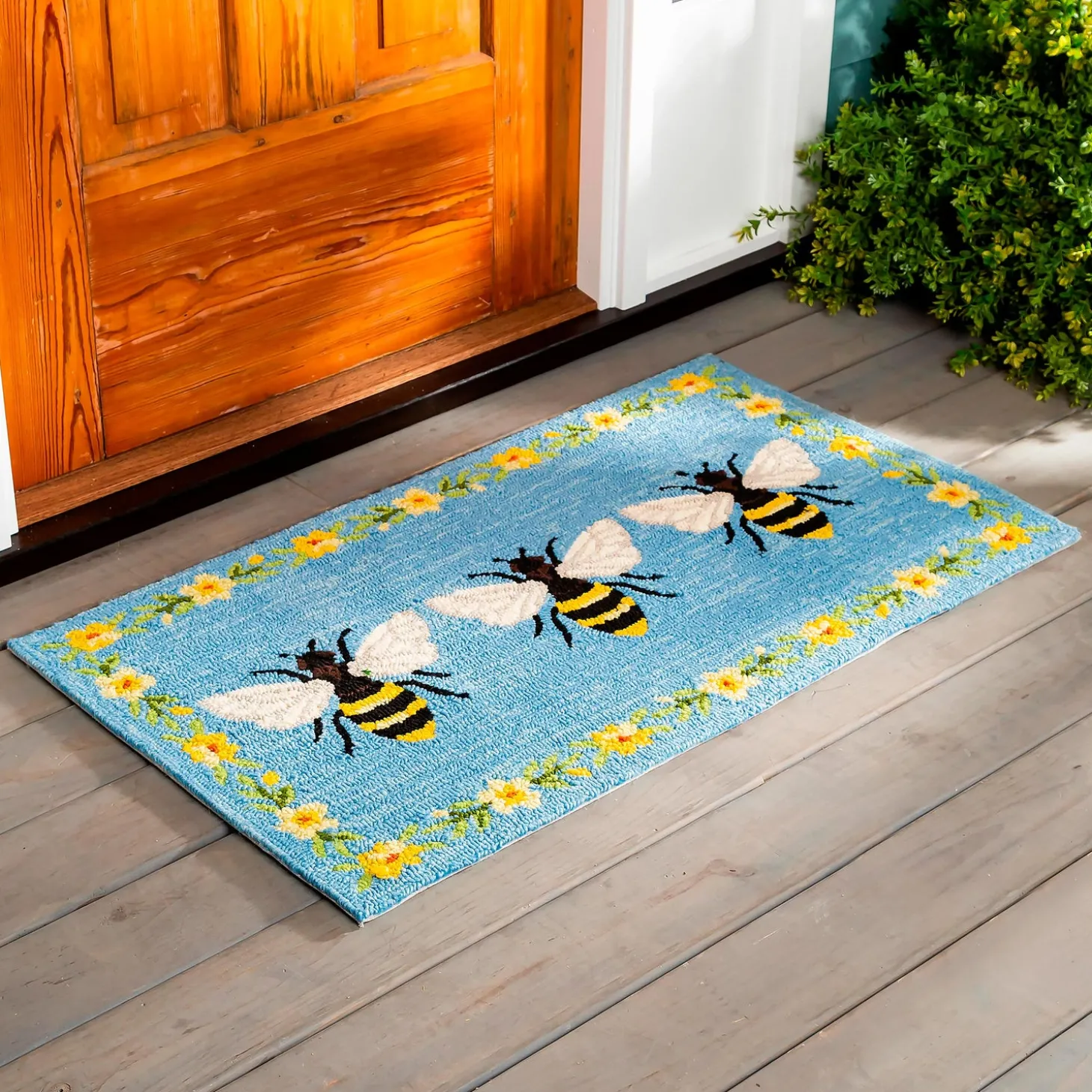 Hooked Rugs>Plow & Hearth Indoor/Outdoor Bee Hooked Polypropylene Accent Rug