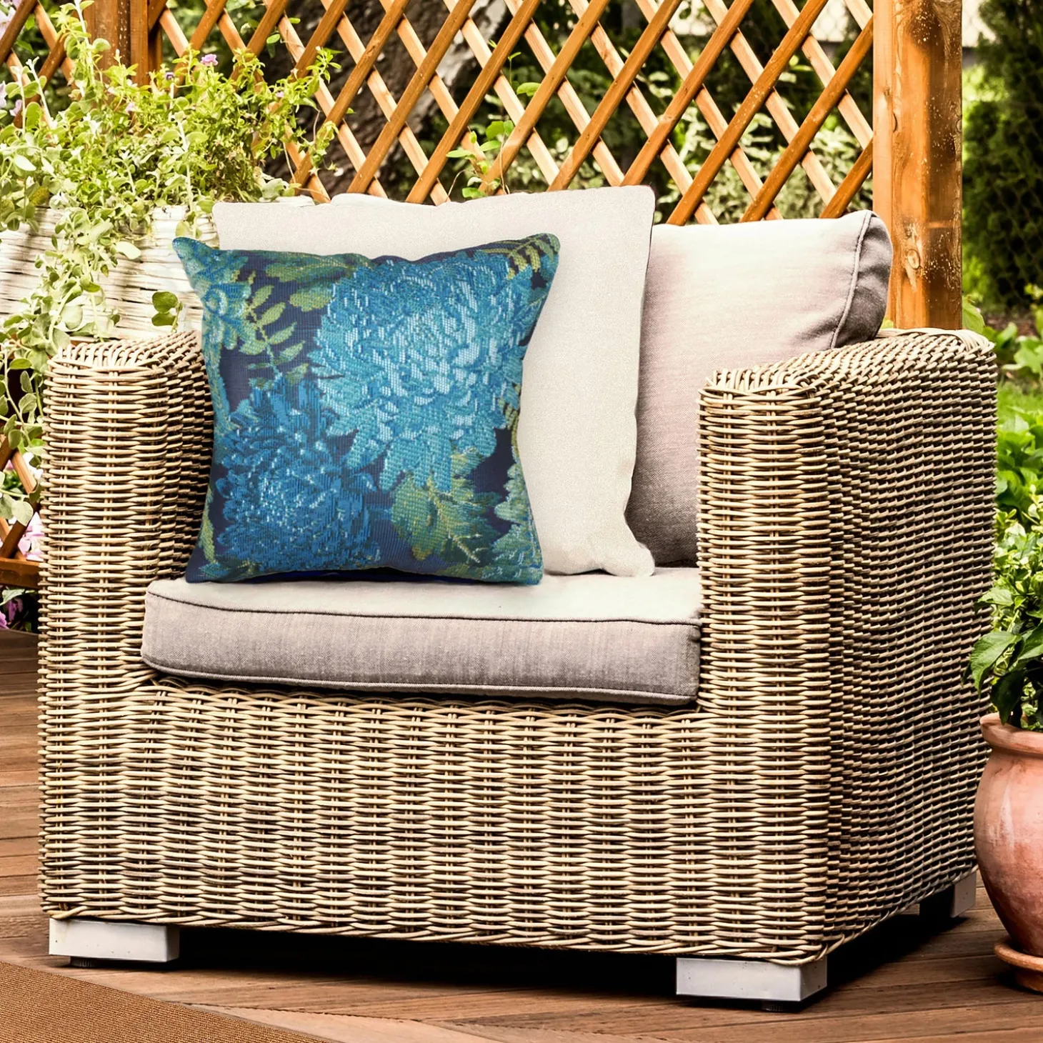 Outdoor Throw Pillows | Decorative Pillows>Plow & Hearth Indoor/Outdoor Chrysanthemum Polypropylene Throw Pillow