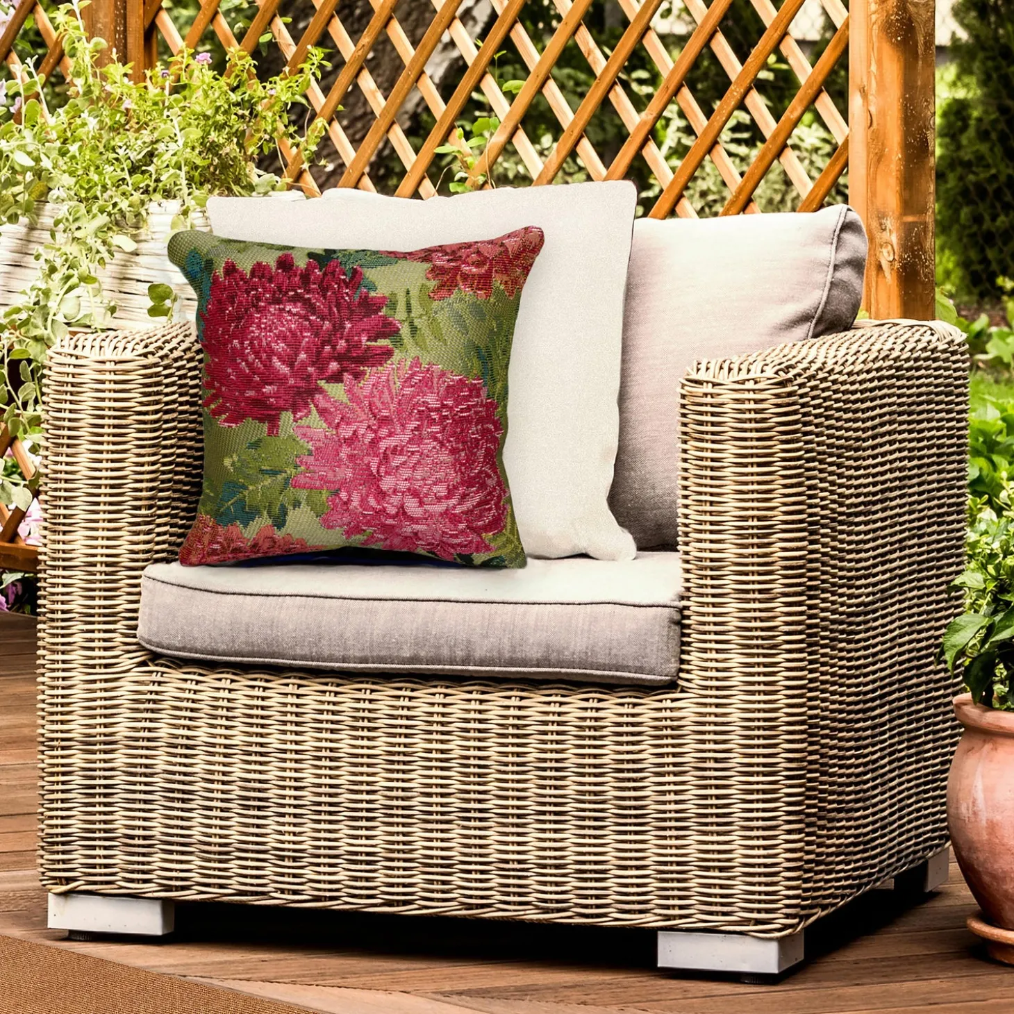 Outdoor Throw Pillows | Decorative Pillows>Plow & Hearth Indoor/Outdoor Chrysanthemum Polypropylene Throw Pillow