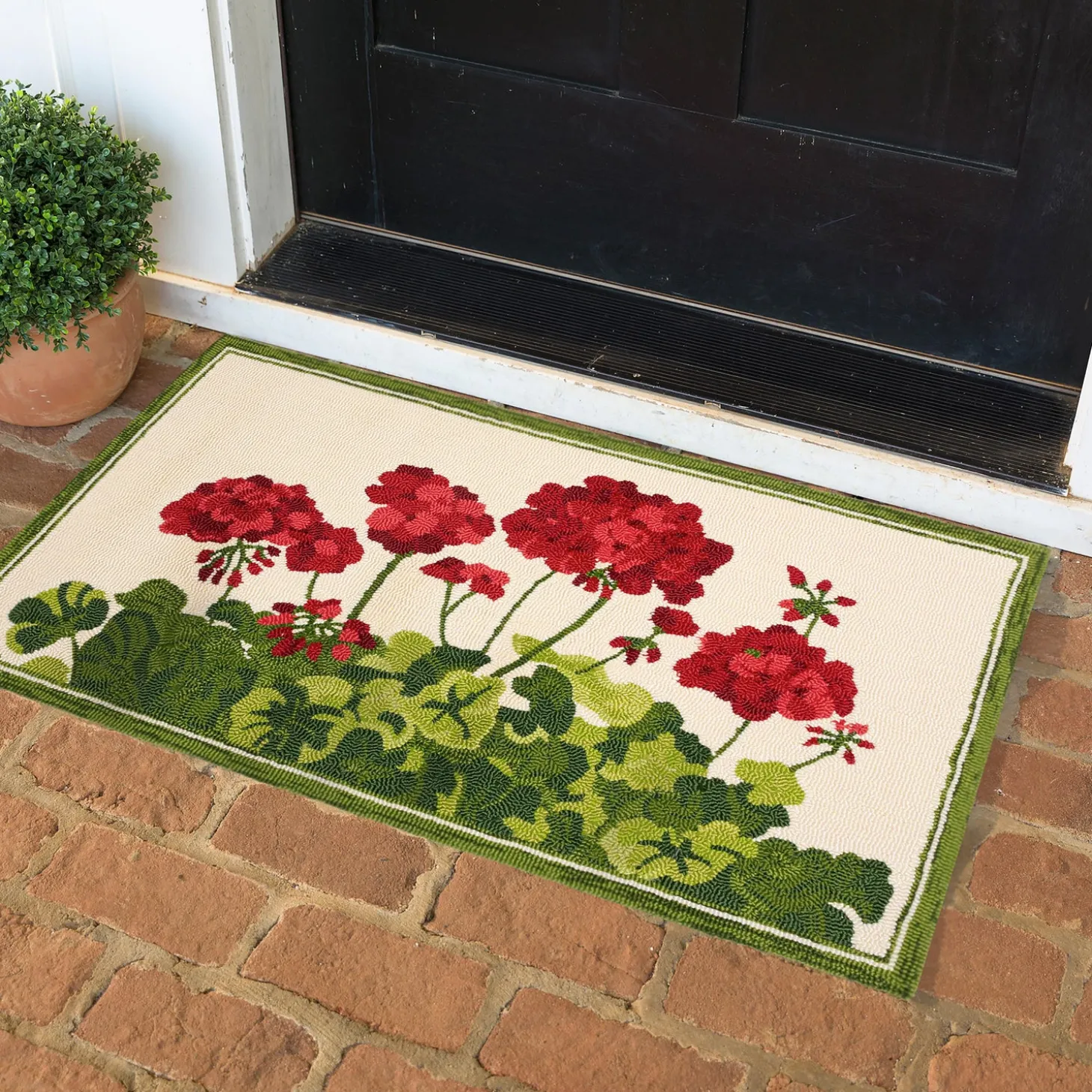 Hooked Rugs>Plow & Hearth Indoor/Outdoor Geranium Hooked Polypropylene Accent Rug