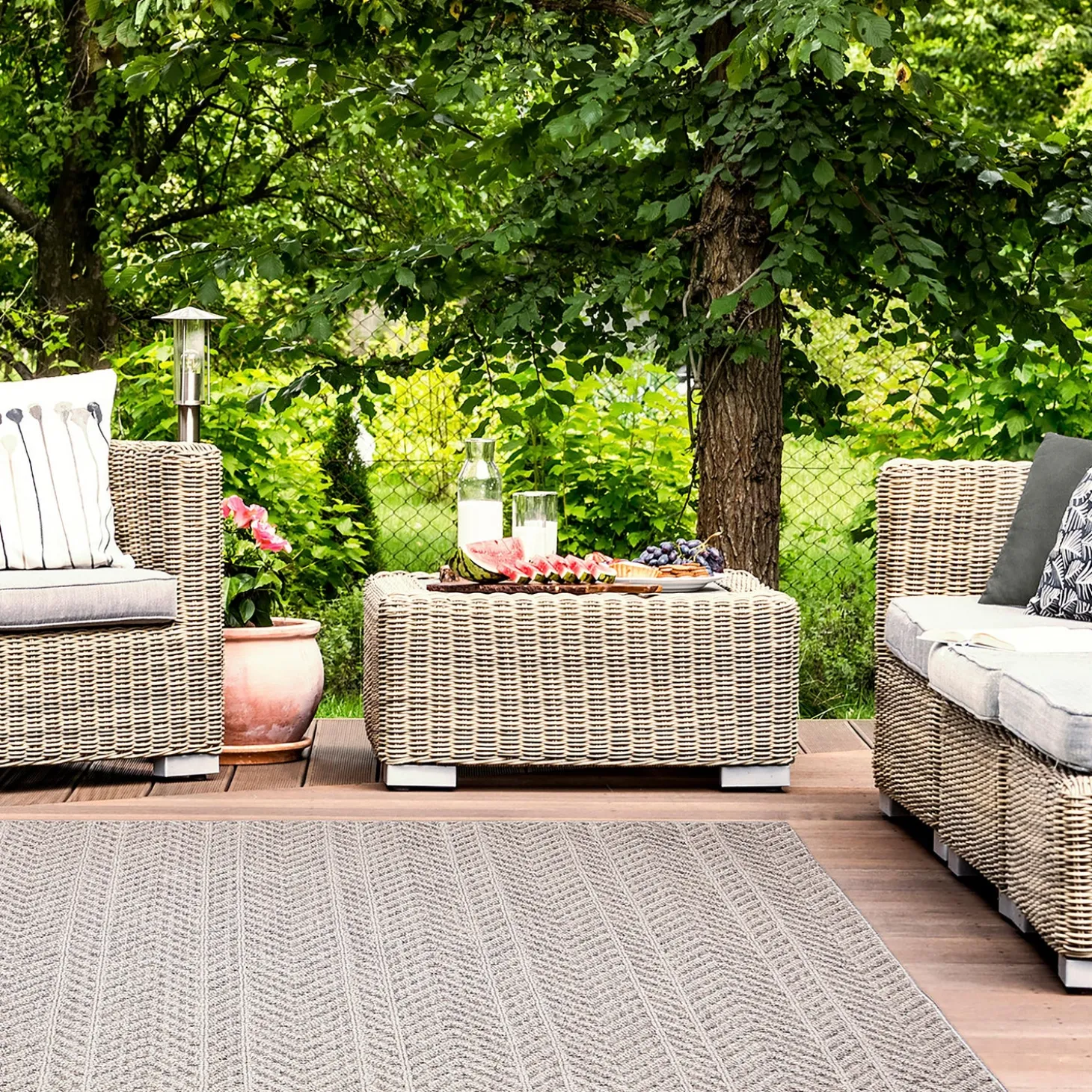 Area Rugs>Plow & Hearth Indoor/Outdoor Kitty Hawk Chevron Rug, 5'3" x 7'3" Silver
