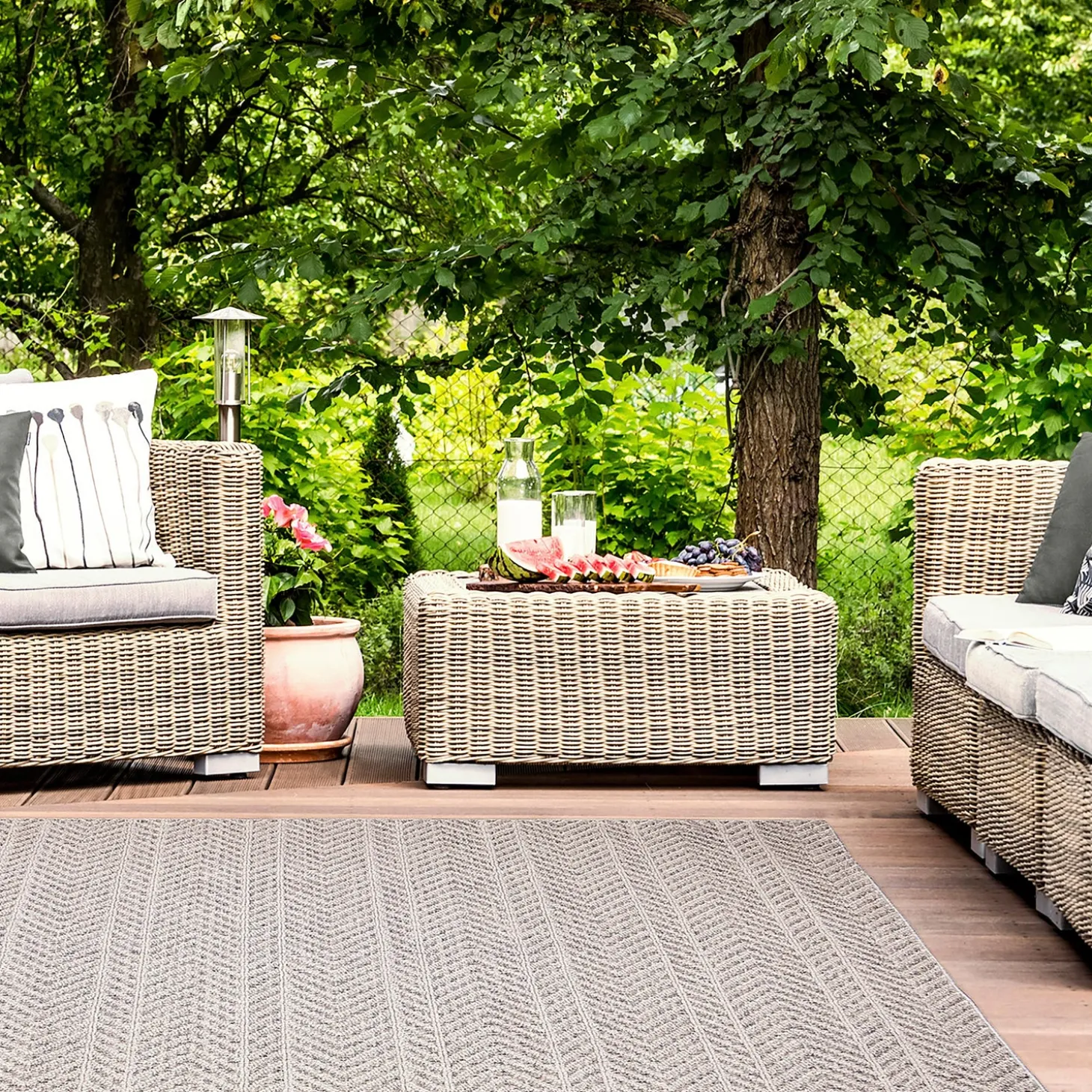 Area Rugs>Plow & Hearth Indoor/Outdoor Kitty Hawk Chevron Rug, 5'3" x 7'3" Silver