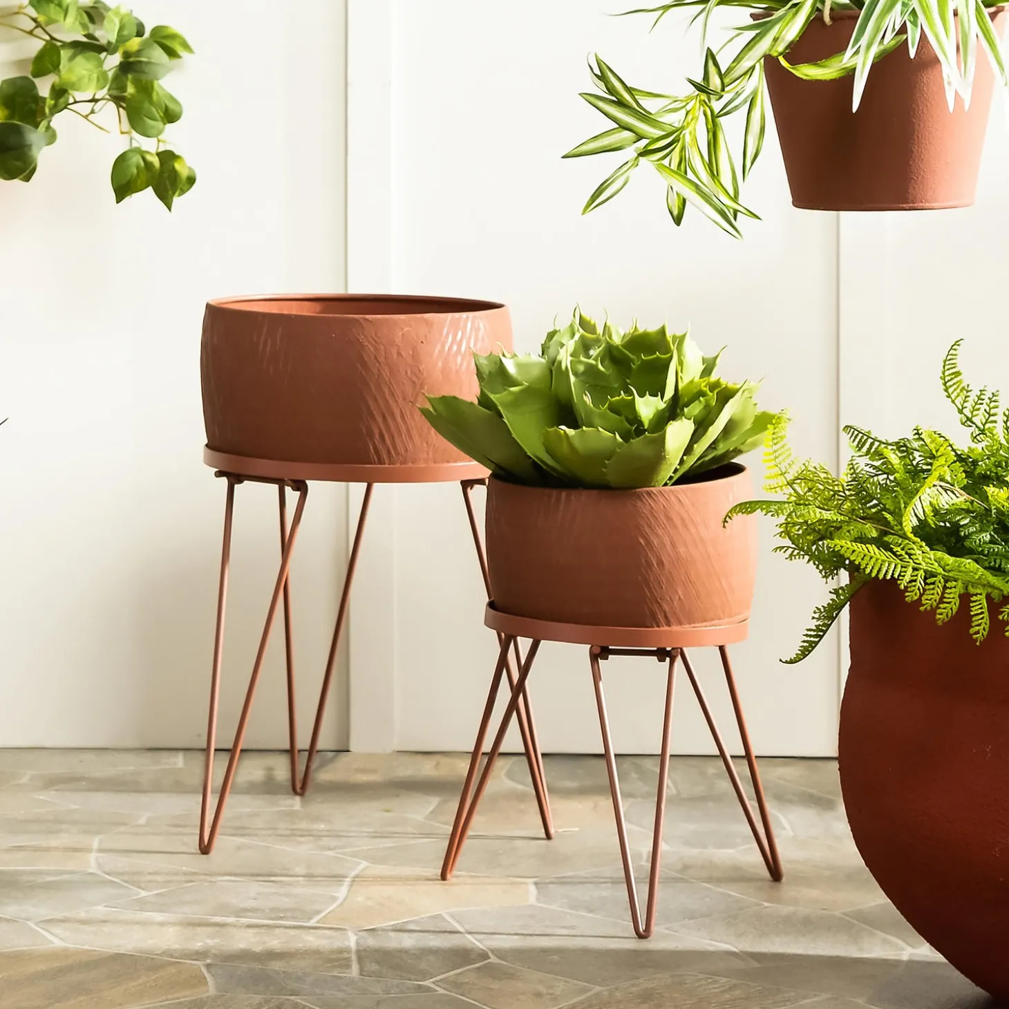 Planters & Plant Stands>Plow & Hearth Indoor/Outdoor Planters with Legs with Terra Cotta Finish, Set of 2