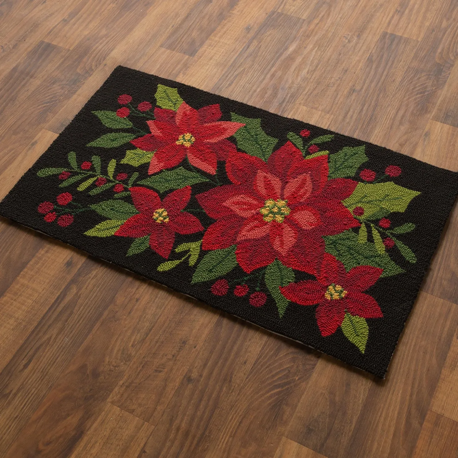 Hooked Rugs>Plow & Hearth Indoor/Outdoor Poinsettia Hooked Polypropylene Accent Rug