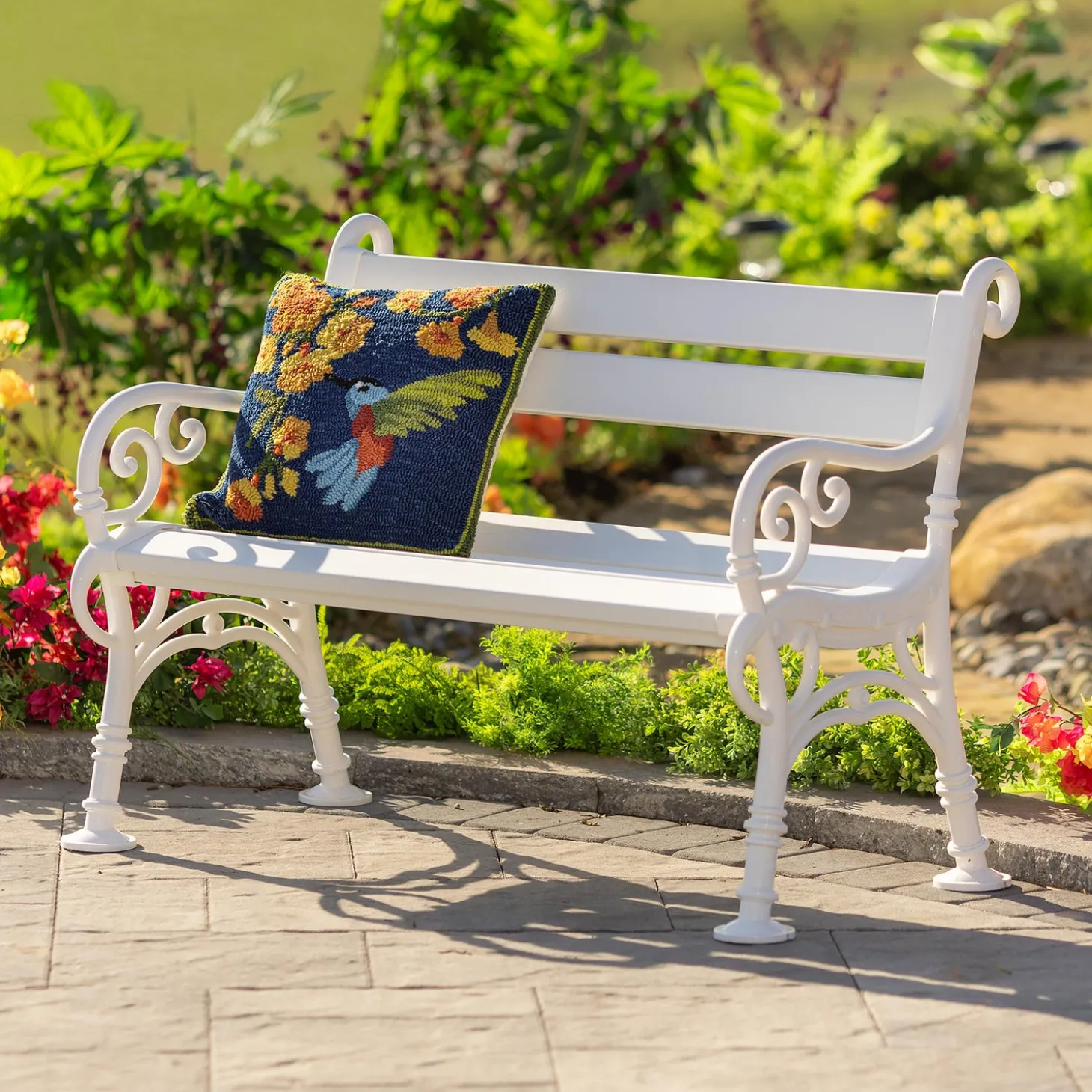 Outdoor Throw Pillows | Decorative Pillows>Plow & Hearth Indoor/Outdoor Trumpet Vine With Hummingbird Hooked Polypropylene Throw Pillow