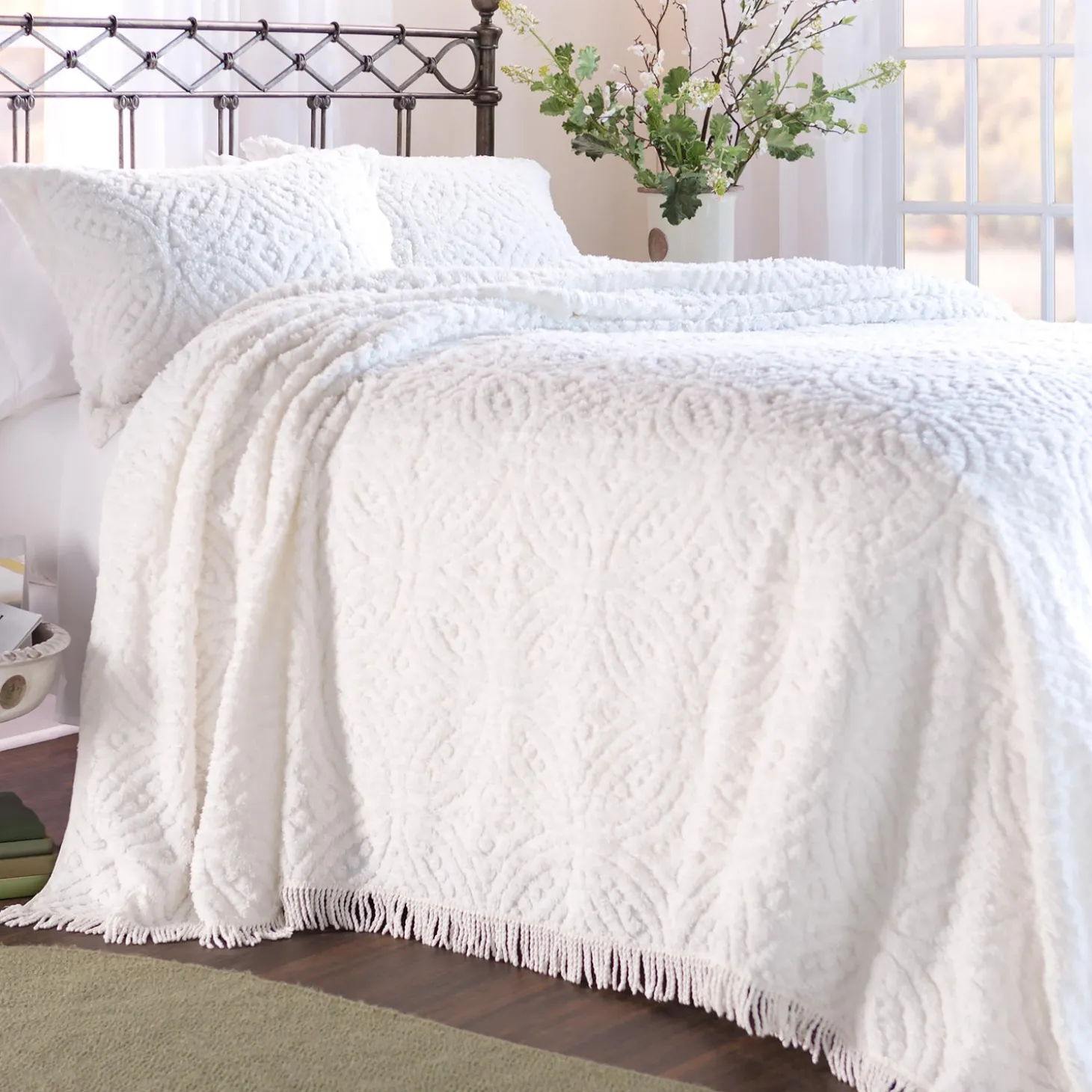 Quilts & Bedspreads>Plow & Hearth King Wedding Ring Tufted Chenille Bedspread