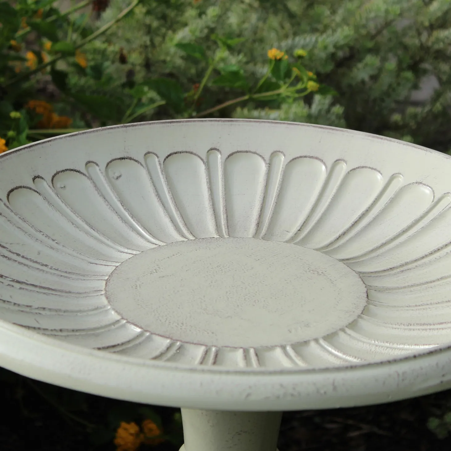 Birdbaths>Plow & Hearth Kingston Vintage White Standing Metal Birdbath on Pedestal