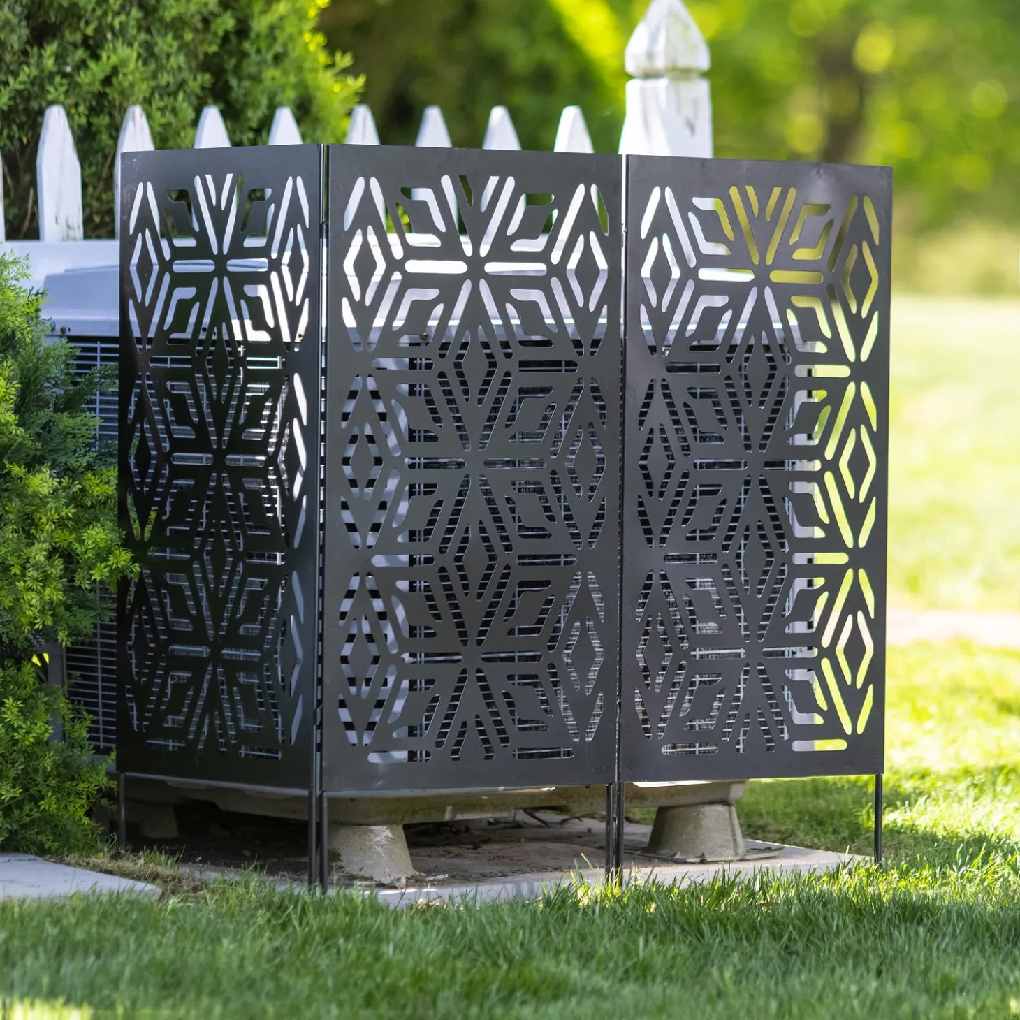 Garden Fencing & Edging | Outdoor Clean Up>Plow & Hearth Laser-Cut Metal Geometric Landscape Screen Panel Stakes