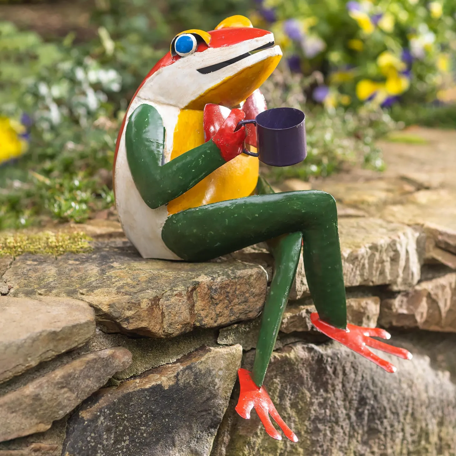 Garden Statues>Plow & Hearth Latte Larry Frog with Coffee Cup Metal Garden Statue